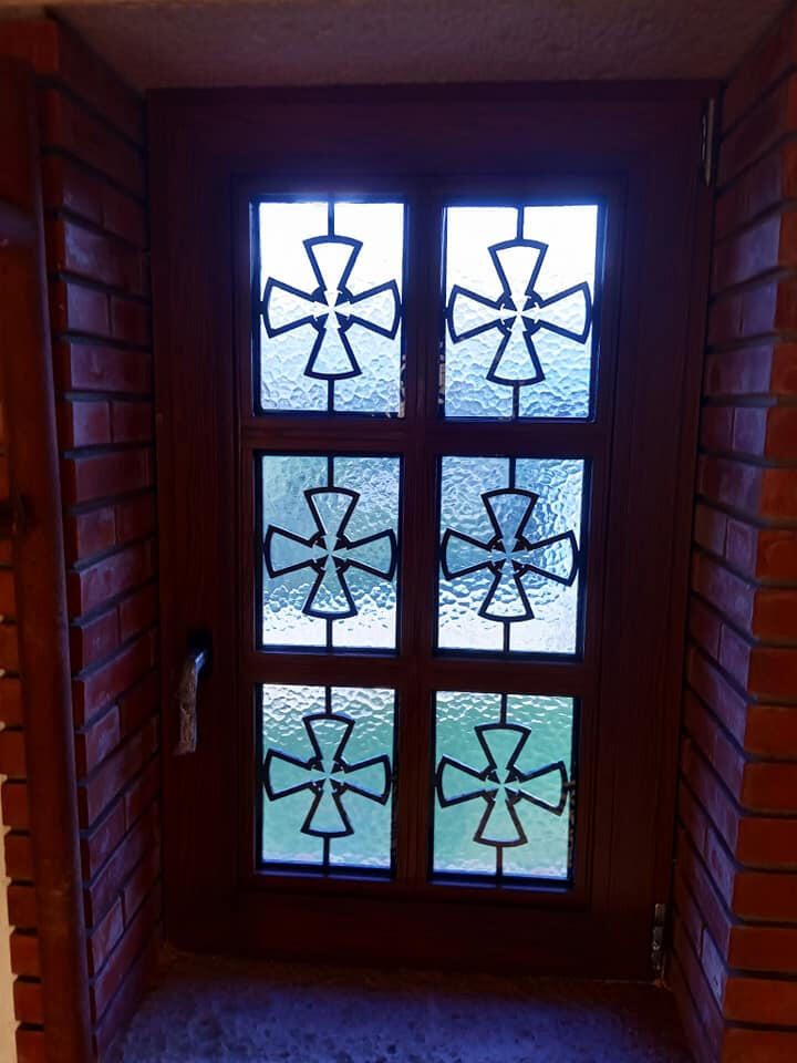 Παραθυρο εκκλησιας με μεταλλικο σταυρο